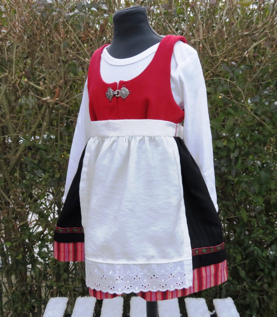 brochure Afslag forholdet Sy en baby kjole BUNAD gratis symønster – Sew a baby girl dress BUNAD free  sewing pattern | cocones blog
